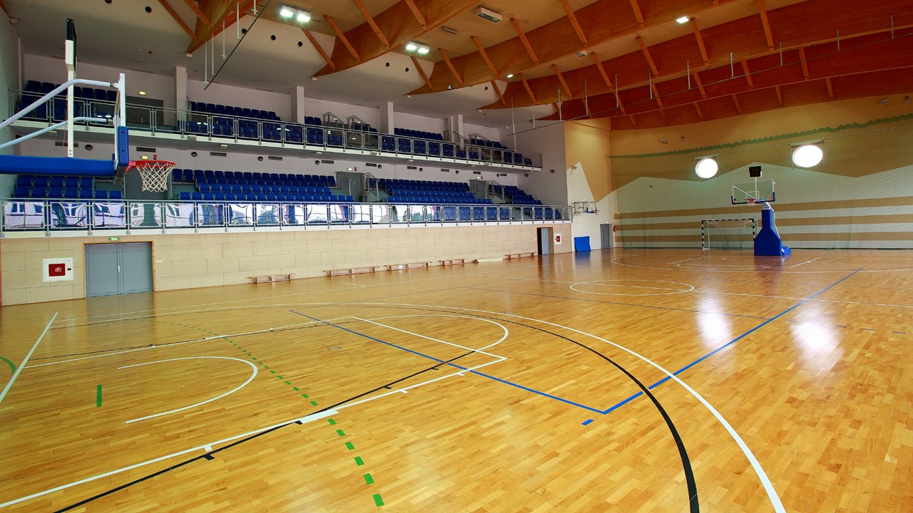hala sportowa wewnątrz