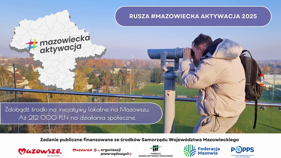 MĘŻCZYZNA PATRZĄCY PRZEZ LUNETĘ NA MIASTO 