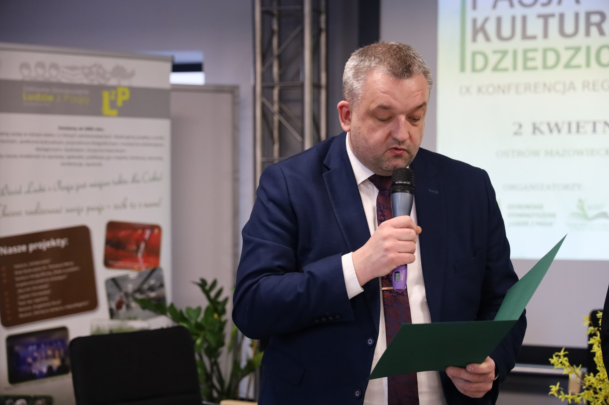 mężczyzna czyta  