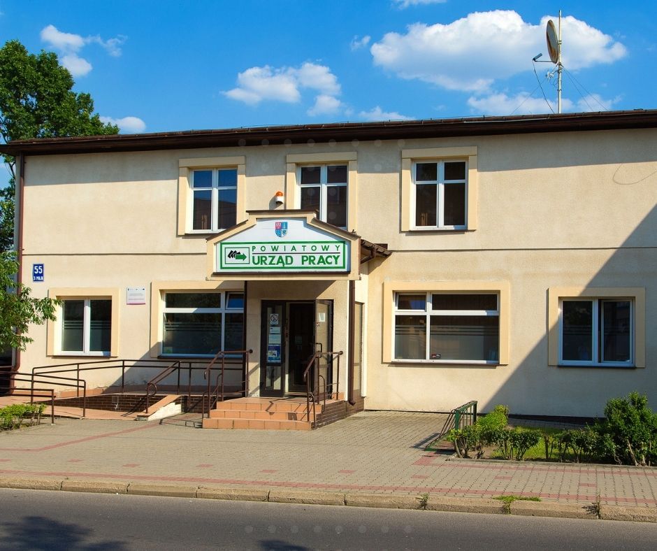 Budynek powiatowego urzędu pracy w ostrowi mazowieckiej pokazany od głównego wejścia od ul. 3 maja 55 