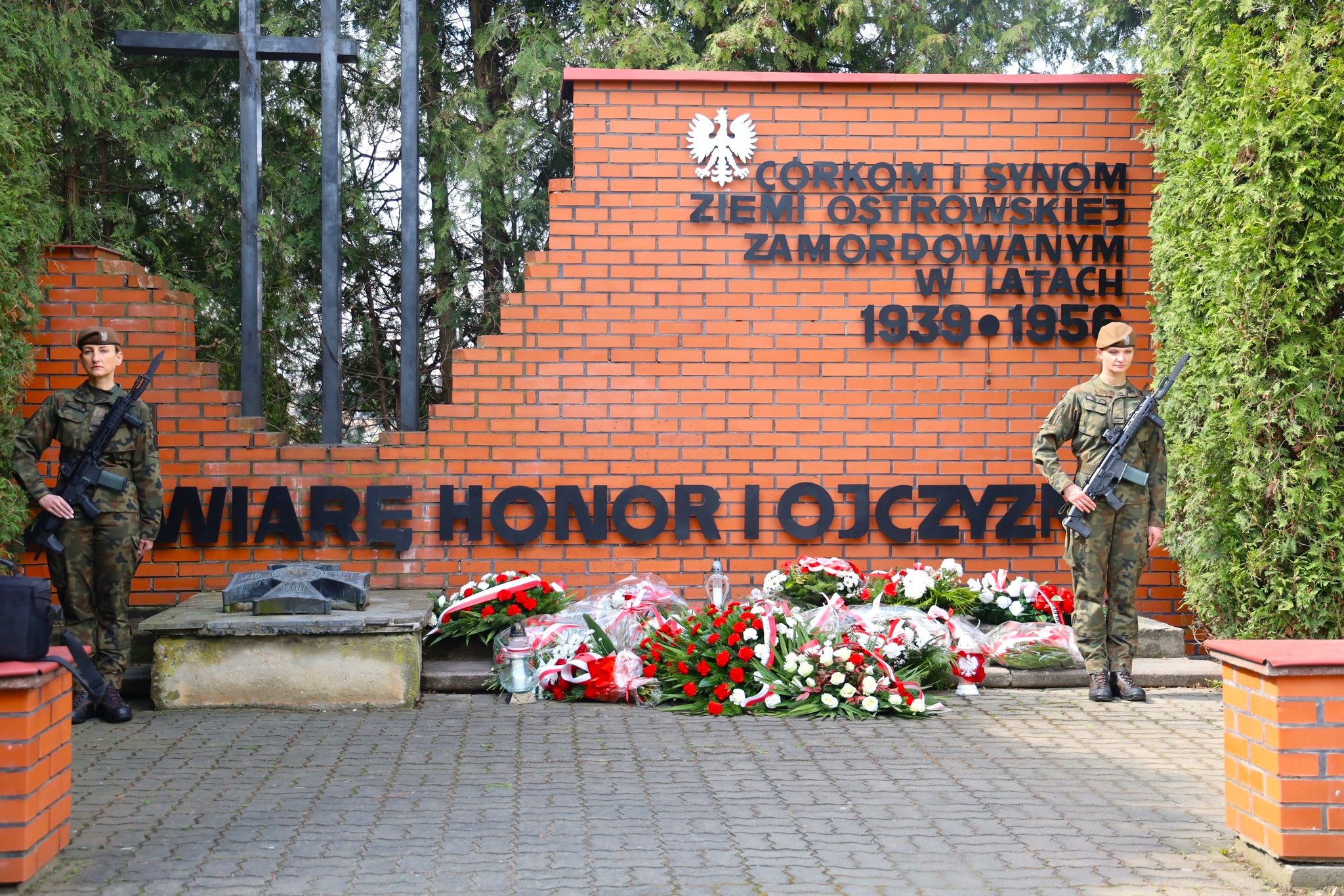 Uroczyste obchody Zbrodni Katyńskiej  Mauzoleum &amp;amp;amp;amp;quot;Córkom i Synom Ziemi Ostrowskiej zamordowanym w latach 1939 - 1956&amp;amp;amp;amp;quot;.