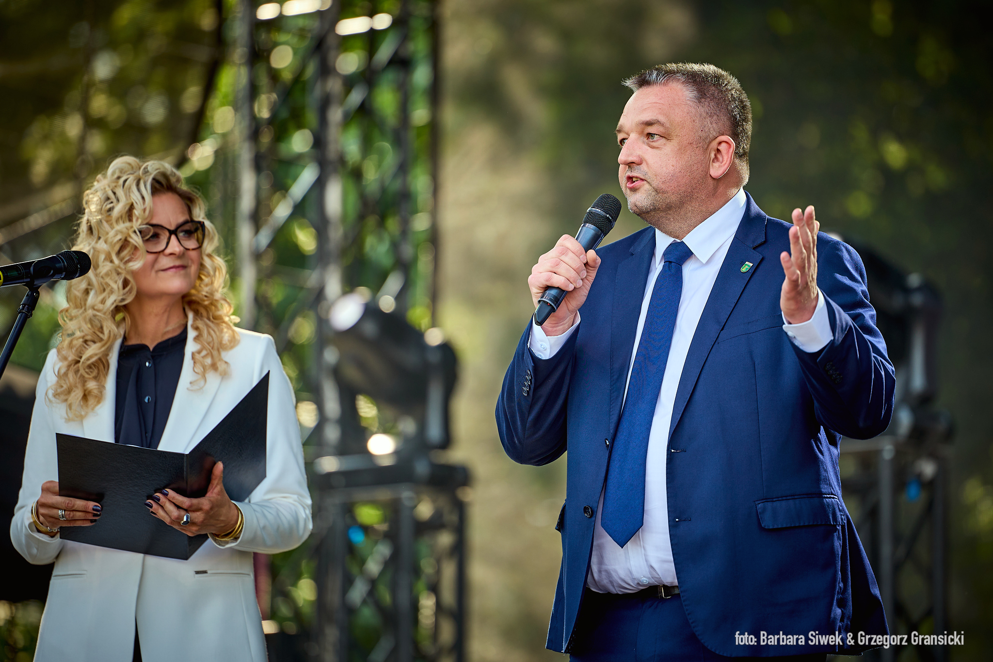 Pan mówi do mikrofonu a Pani obok na niego patrzy
