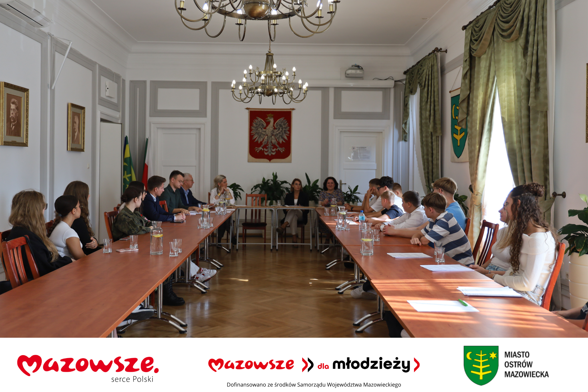 kobiety i mężczyźni uczestniczący w spotkaniu