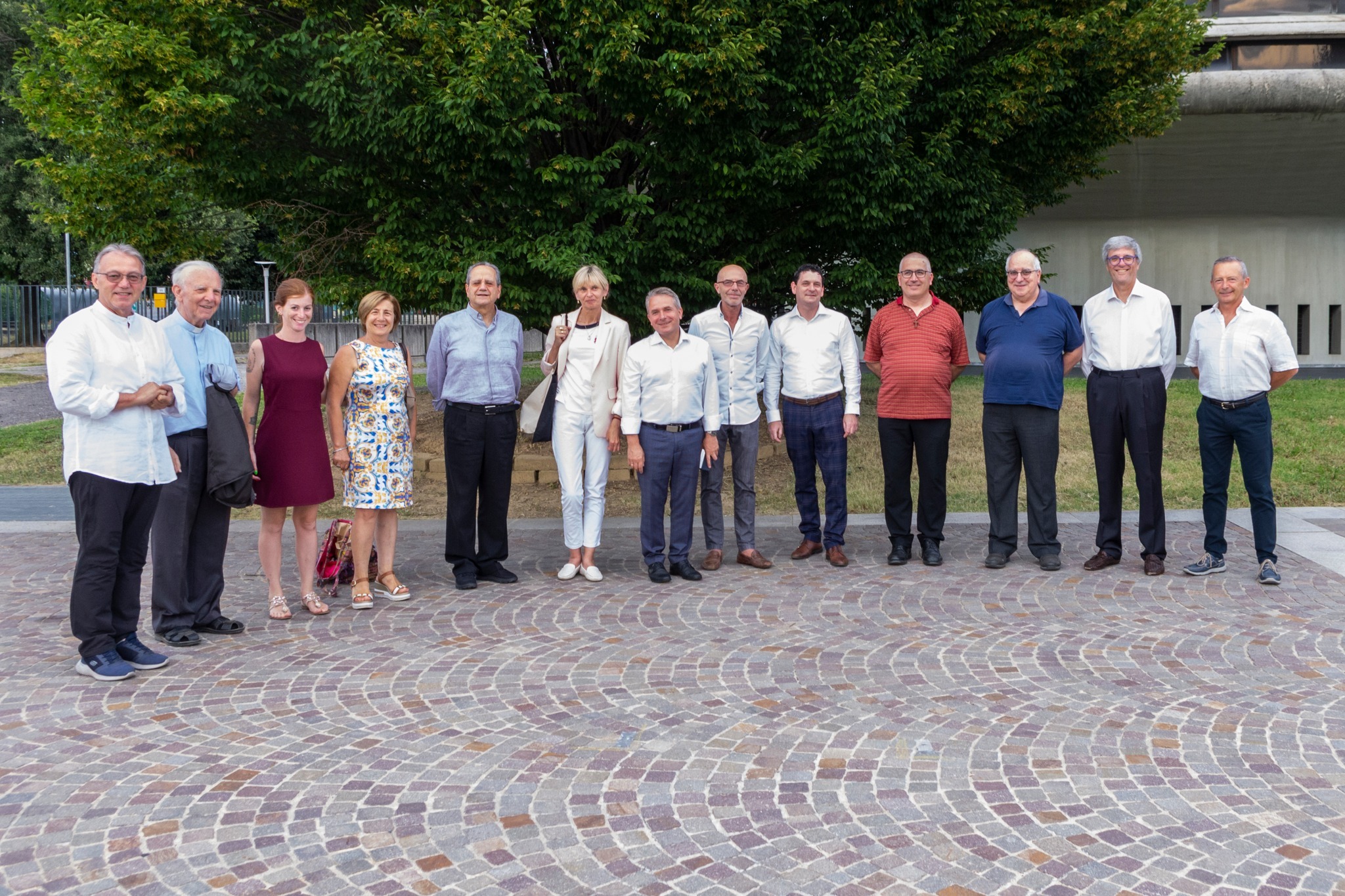 Na zdjęciu stoi grono osób przedstawiciele z Włoch z miasta Partnerskiego  i z Miasta Ostrów mazowiecka, burmistrz Jerzy Bauer, zastępca Daniel Choinka w Bremabte di Sopra 