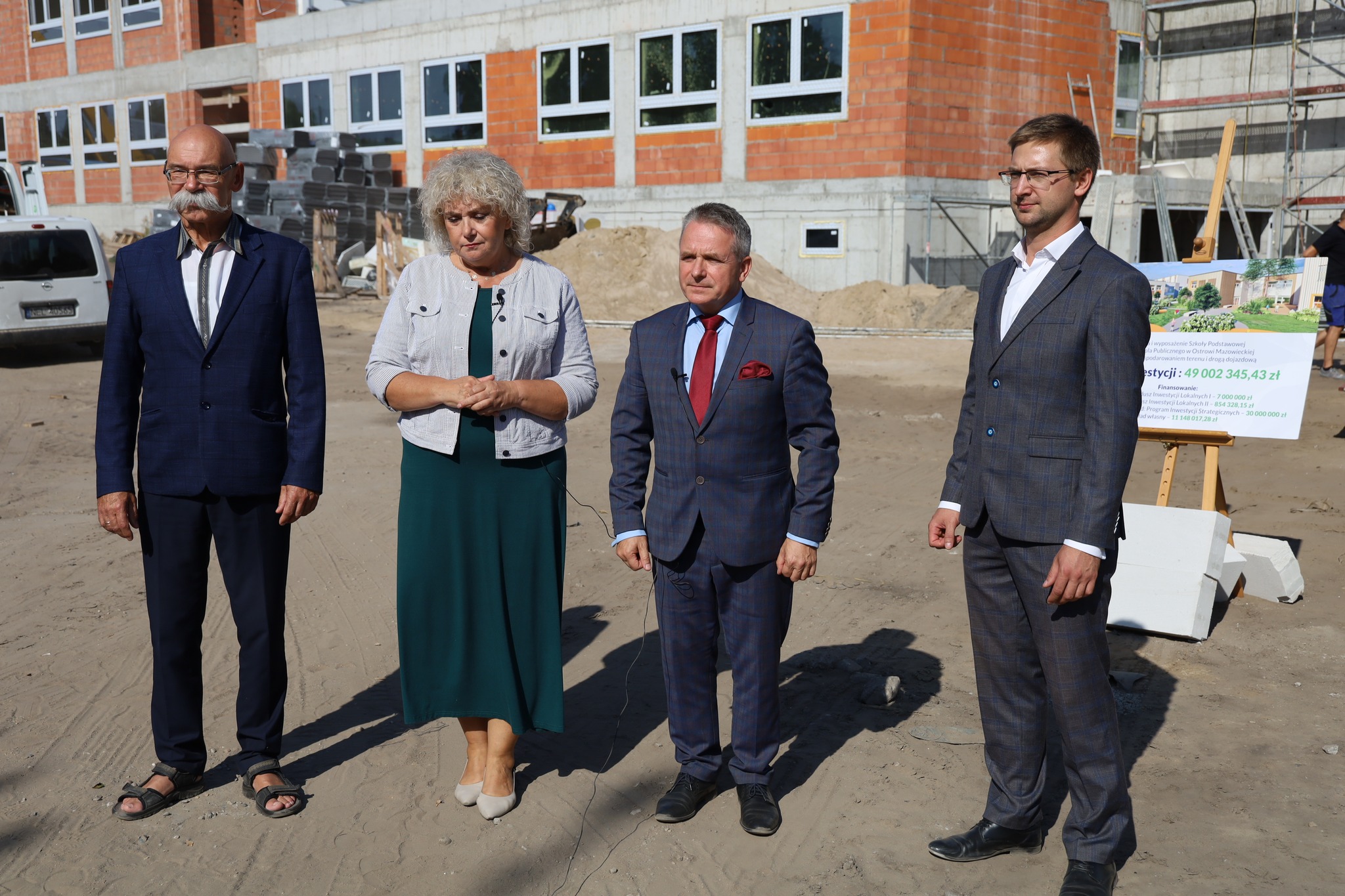 konferencja prasowa dotycząca efektów społeczno-gospodarczych osiągniętych przez lokalne samorządy  piątek 22 września 2023r  teren budowy szkoły i przedszkola przy ul. Trębickiego w Ostrowi Mazowieckiej