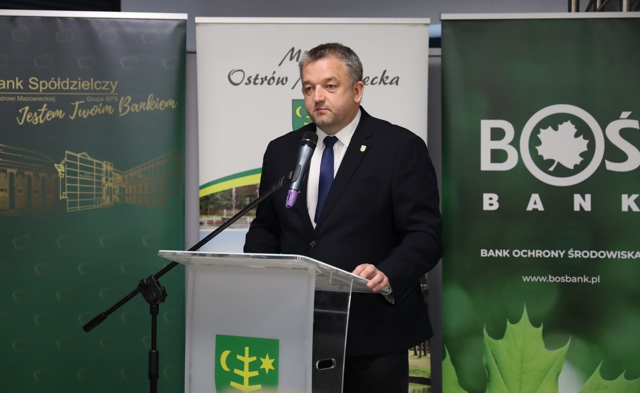 MĘCZYZNA BIĄROCY UDZIAŁ W KONFERENCJI 