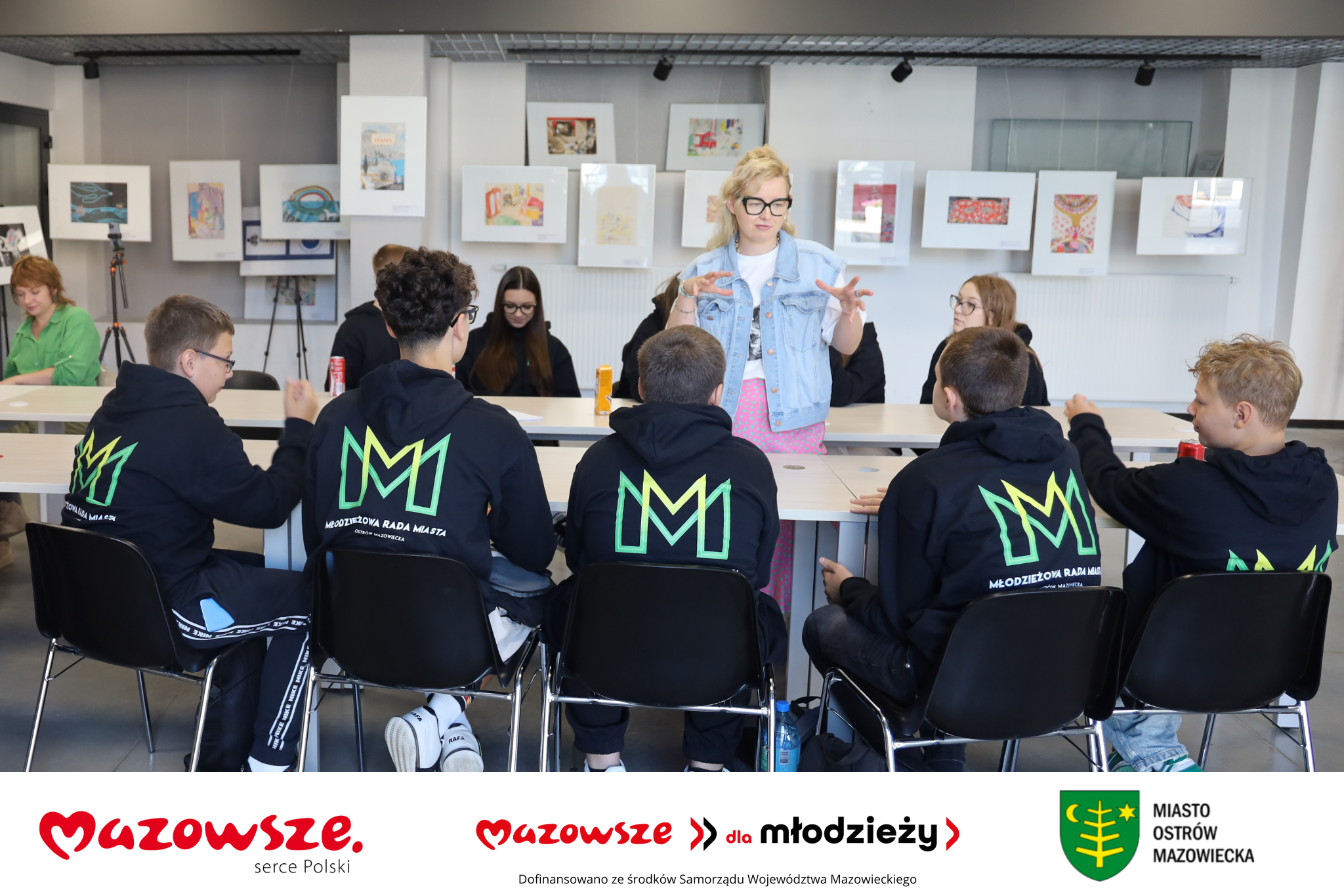 grupa osób biorąca udział w wydarzeniu