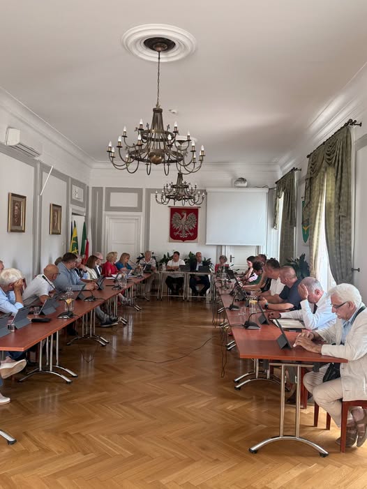 SPOTKANIE KOBIET I MĘŻCZYZN PRZY STOLE