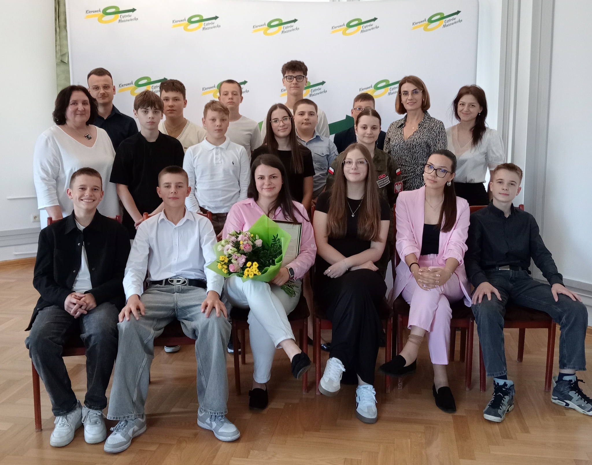 zdjęcie grupowe kobiet i mężczyzn