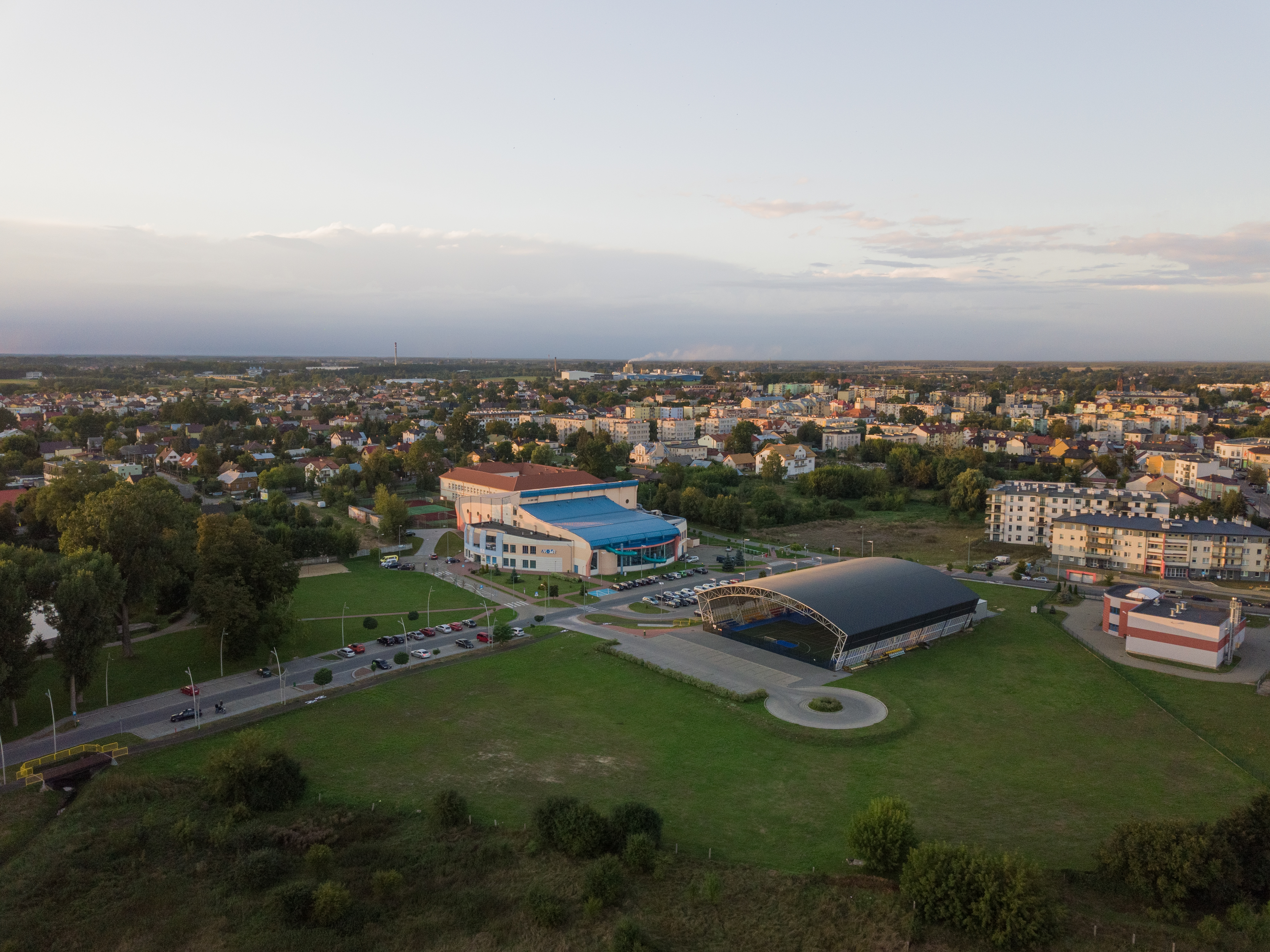widok na obiekt sportowy omega  z lotyu ptaka