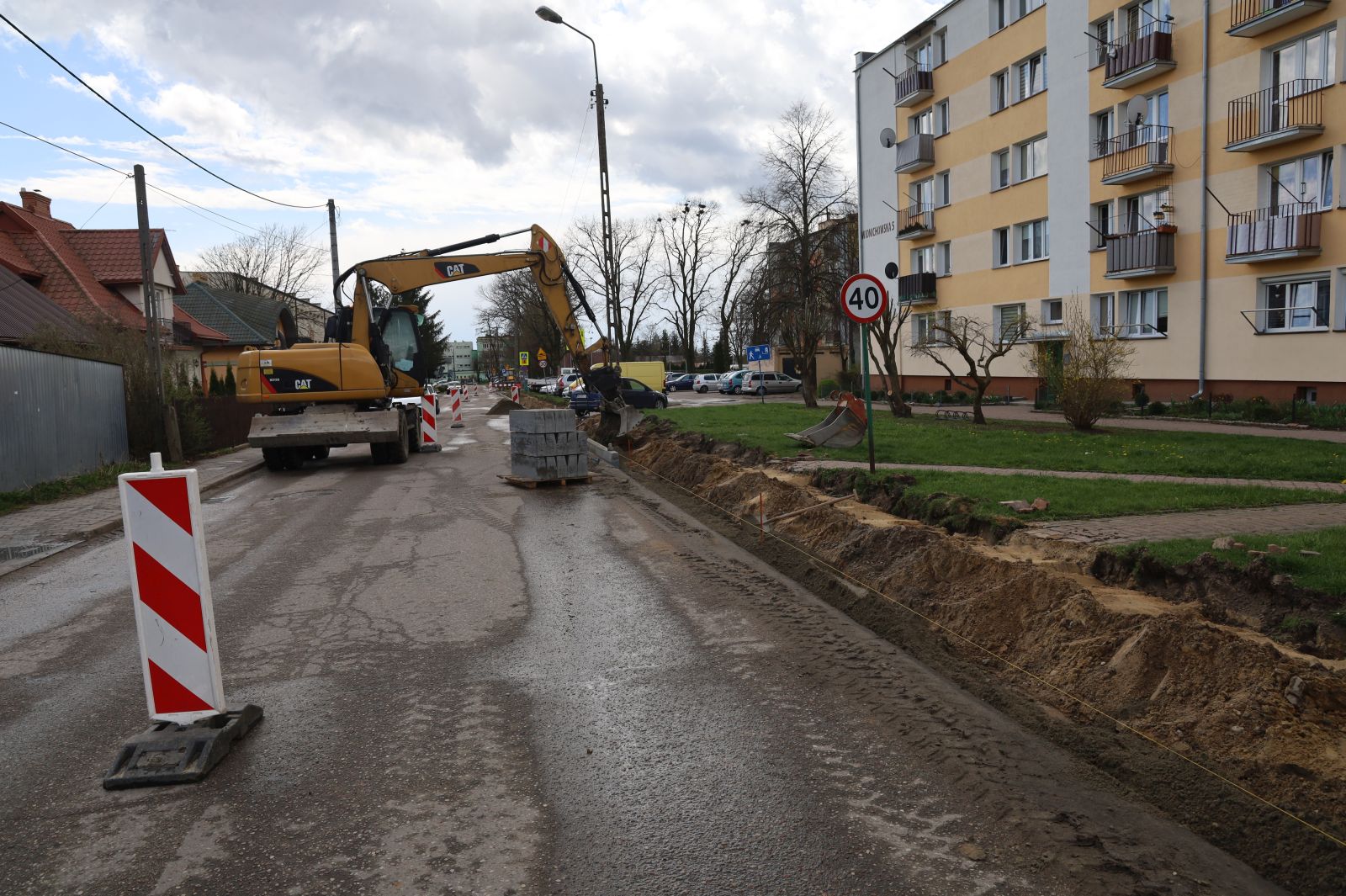 koparka wybiera ziemię