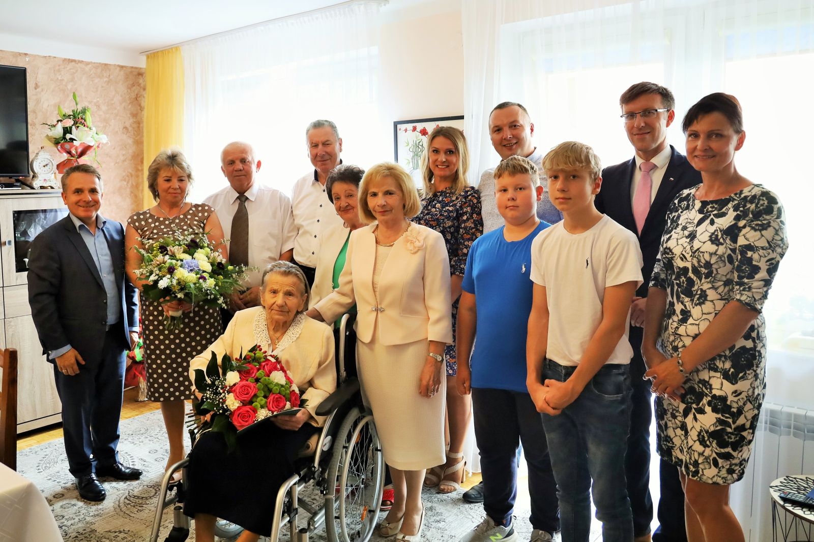 kilkanaście osób stoi