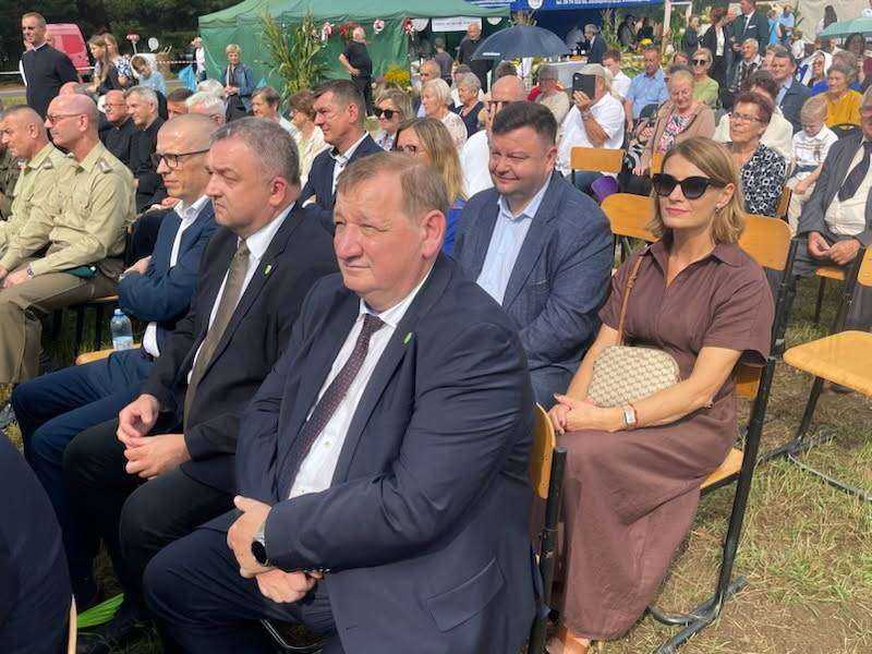 KOBIETY I MĘŻCZYŻNI BIORĄCY UDZIAŁ W UROCZYSTOŚCI 