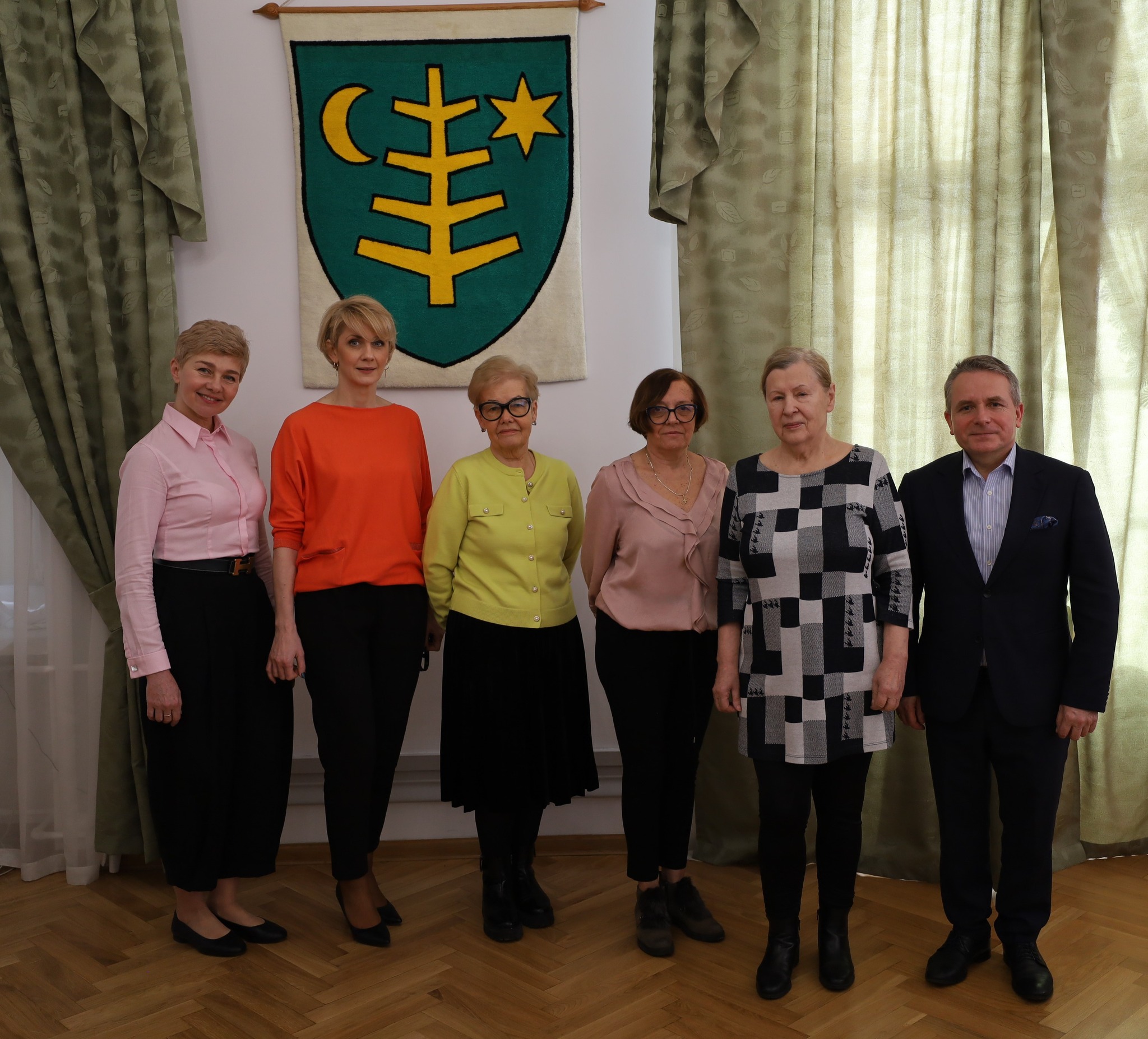 Zdjęcie grupowe  Jerzym Bauerem, Jadwigą Sadłowską, Iwoną Szydlik, Wiesławą Polak, Sylwią Katarzyną Kos, Dorotą Ambroziak