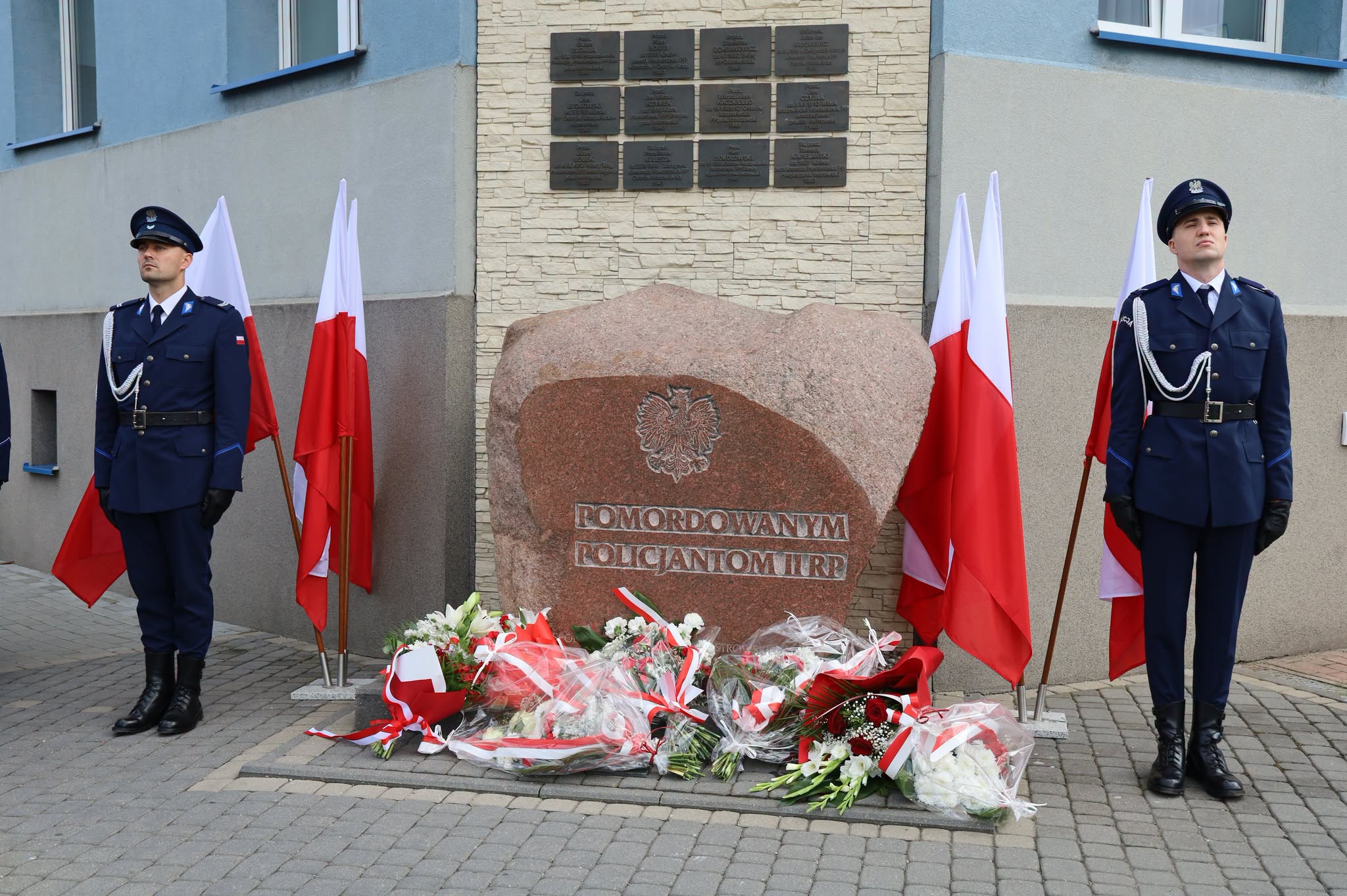 WARTA POLICJI PRZY POMNIKU