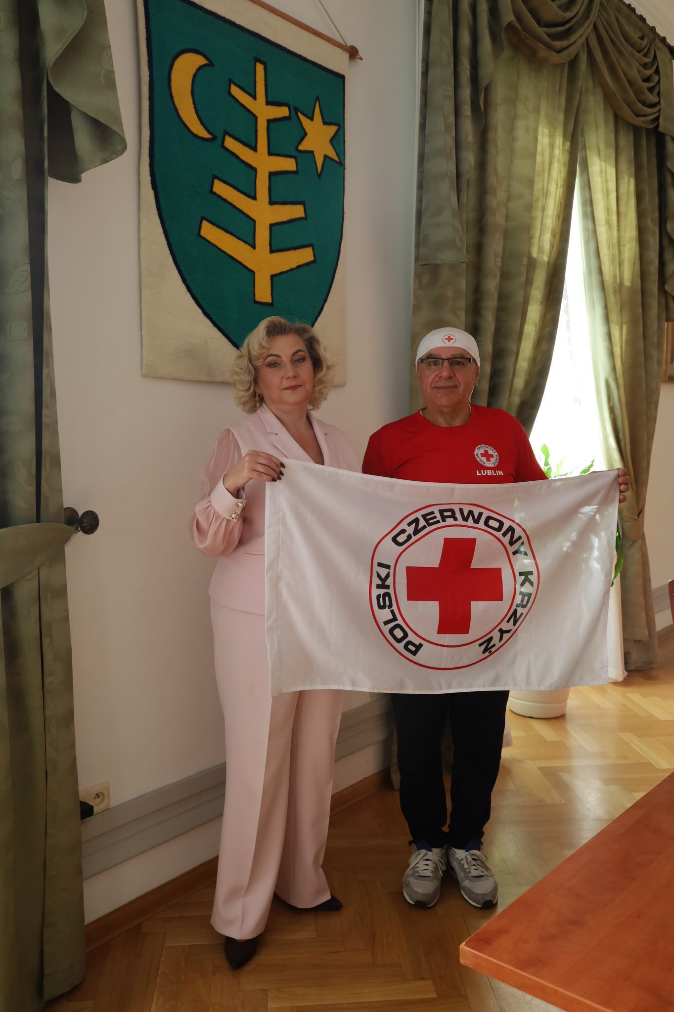 Pan Janusz Kobyłka gościł w Urzędzie Miasta, gdzie zaprezentował wyjątkową inicjatywę – charytatywny rajd rowerowy „Kilometry DOBRA dla Polskiego Czerwonego Krzyża”