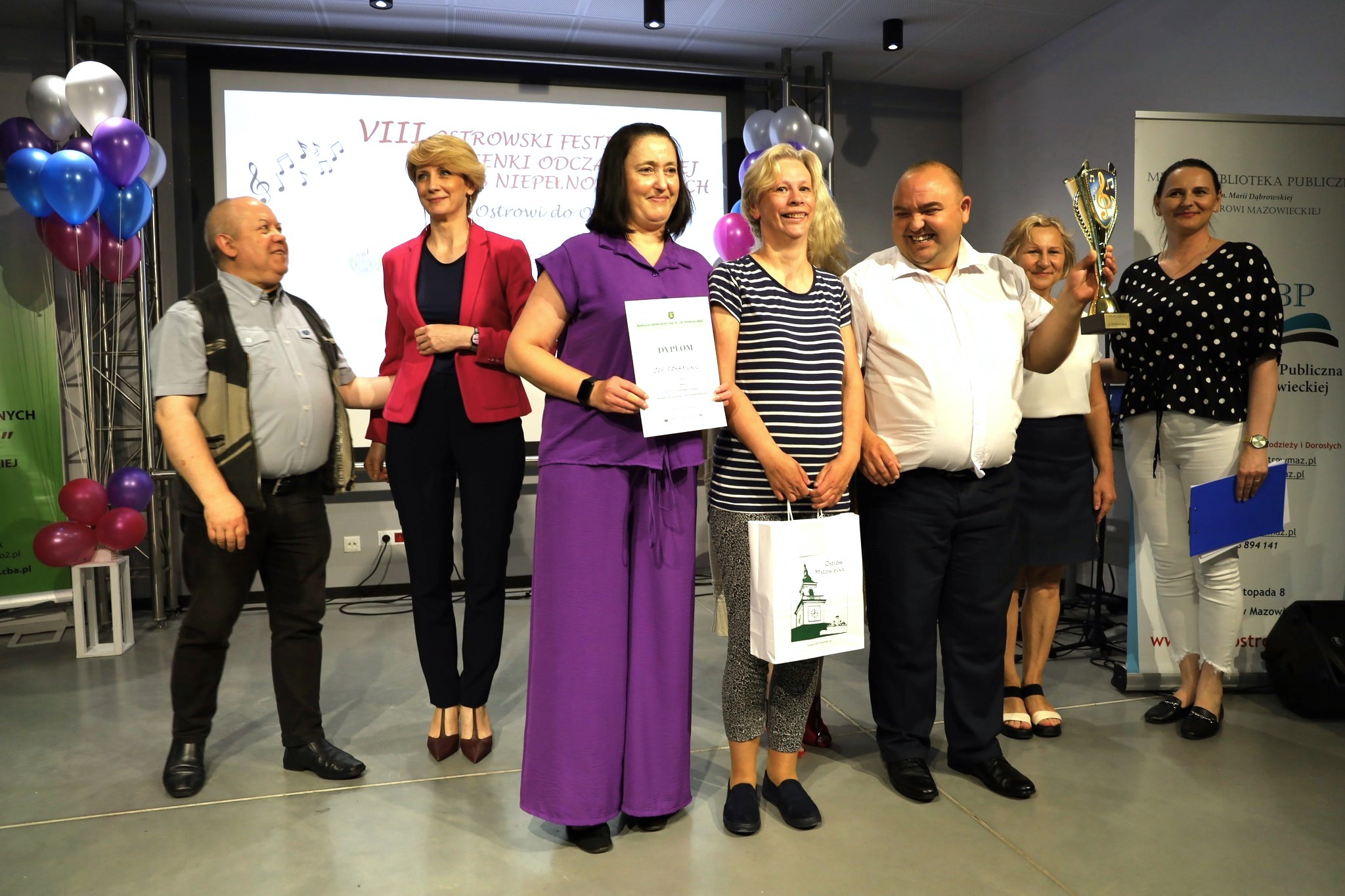 uczestnicy i publiczność  VIII Ostrowskiego Festiwalu Piosenki Odczarowanej Osób Niepełnosprawnych „Od Ostrowi do Opola”