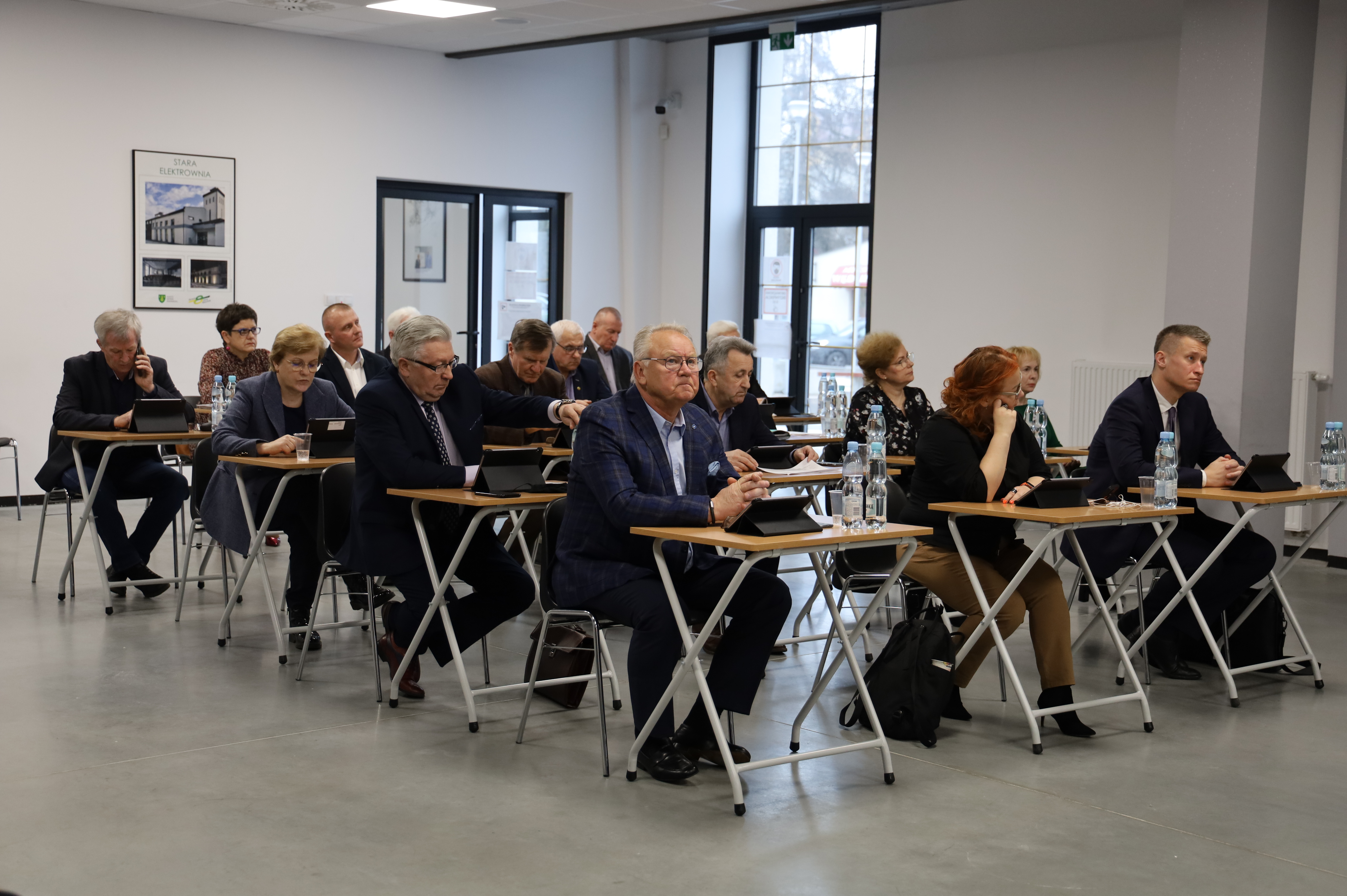 zdjęcie przedstawia radnych podczas XXXIII sesji rady miasta 